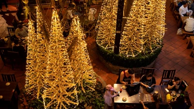 Cây thông Noel bằng tre đậm chất Việt gây ấn tượng trên phố