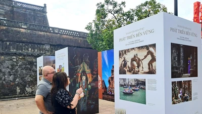 Du khách quốc tế thích thú xem di sản văn hoá Việt Nam qua trưng bày 