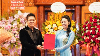 NSƯT Tân Nhàn nhận quyết định bổ nhiệm chức danh Phó Giáo sư