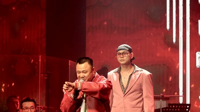 NSND Tự Long và Phan Đinh Tùng diễn kịch phong cách 'Ơn giời cậu đây rồi'