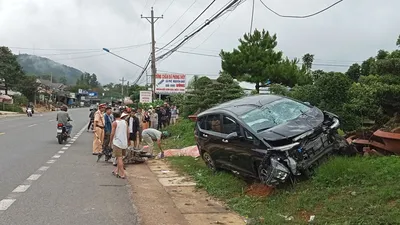 Ô tô lao sang đường tông xe máy, 2 người thương vong