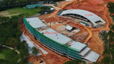 Toà nhà Câu lạc bộ Golf Đà Lạt bên trong Đồi Cù dừng thi công