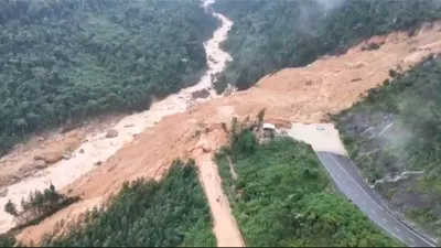 Cận cảnh hàng ngàn khối đất đá chắn ngang đèo Khánh Lê