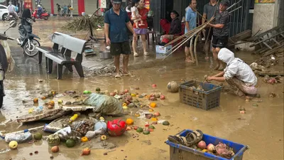 Người dân Diên Khánh trắng tay sau lũ: Tài sản quện đặc trong lớp bùn nhão