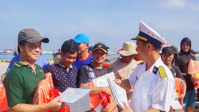 Khánh Hòa: Hàng trăm ngư dân được tuyên truyền chống khai thác IUU ngay trên biển