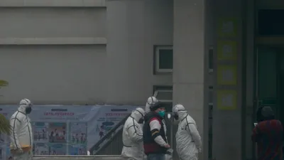 Các nhân viên y tế bên ngoài một bệnh viện ở Vũ Hán (Ảnh chụp ngày 5-2). Ảnh: AP