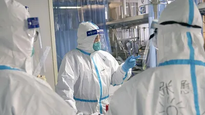 Bác sĩ Bành Chí Dũng và đồng nghiệp làm việc ở bệnh viện Trung Nam thuộc TP Vũ Hán (Ảnh chụp ngày 24-1). Ảnh: AP