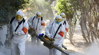 Các nhân viên y tế tiến hành khử trùng đường phố tỉnh An Huy phía Đông Trung Quốc (Ảnh chụp ngày 18-2). Ảnh: AFP