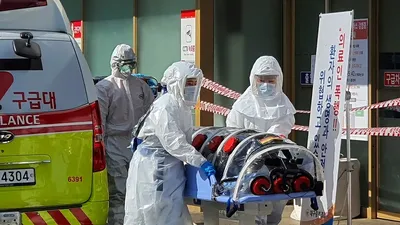 Cấp cứu bệnh nhân nhiễm COVID-19 tại một bệnh viện ở Daegu. Ảnh: YONHAP