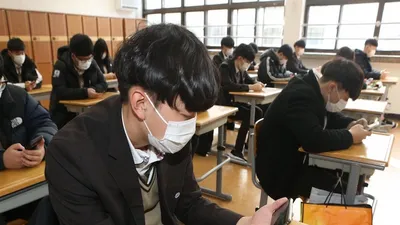 Học sinh đeo khẩu trang đề phòng dịch COVID-19 trong một lớp học tại TP Busan (Hàn Quốc). Ảnh: YONHAP NEWS AGENCY