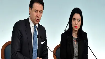Thủ tướng Ý Giuseppe Conte và Bộ trưởng Giáo dục Công cộng Lucia Azzolina phát biểu trong cuộc họp báo tại Rome ngày 4-3. Ảnh: AFP