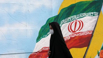 Một phụ nữ Iran đeo khẩu trang khi đi ra ngoài ở thủ đô Tehran, Iran. Ảnh: GETTY IMAGES