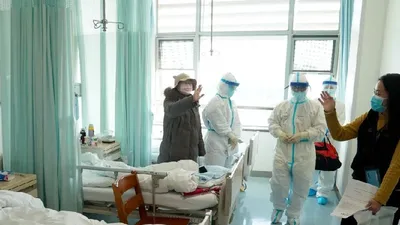 Một bệnh nhân được chữa khỏi COVID-19 ở Vũ Hán chào tạm biệt bác sĩ trước khi xuất viện. Ảnh: TÂN HOA XÃ