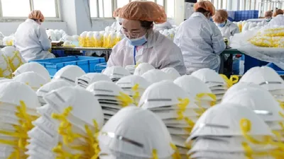 Sản xuất khẩu trang và các ngành liên quan "hái ra tiền" vì nhu cầu tăng cao trong mùa dịch COVID-19. Ảnh: BANGKOK POST