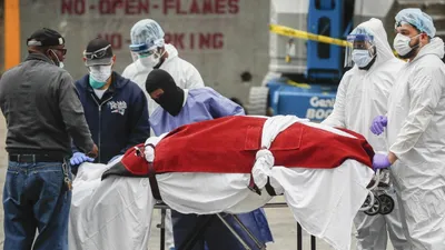 Một nạn nhân Mỹ tử vong vì COVID-19 được nhân viên y tế đưa đi ở quận Brooklyn, TP New York ngày 31-3. Ảnh: CNBC