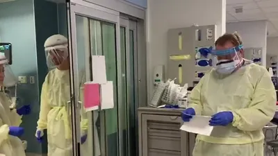 Nhân viên y tế trong khu cách ly của bệnh viện NewYork-Presbyterian Queens ở bang New York, Mỹ ngày 30-3. Ảnh: CNN