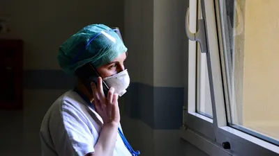 WHO cảnh báo thế giới đang thiếu gần 6 triệu y tá trong cuộc chiến chống COVID-19. Ảnh: AFP