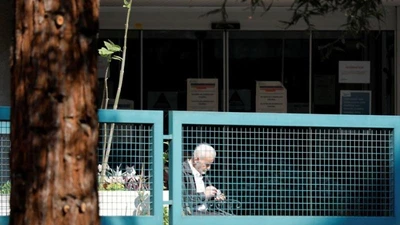 Một cụ ông ngồi trên băng ghế trong viện dưỡng lão Jardins des Plantes (Paris), nơi đã có bệnh nhân tử vong vì COVID-19. Ảnh: REUTERS