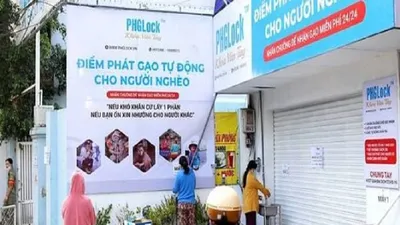 Hình ảnh người dân đứng xếp hàng chờ lấy gạo từ máy "ATM gạo" được đăng trên hãng tin Reuters. Ảnh: REUTERS