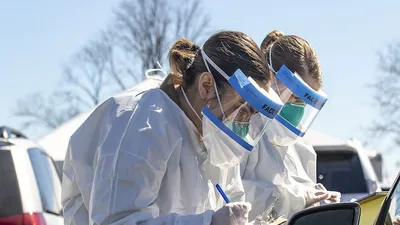 Hai nhân viên y tế ghi nhận thông tin tại một trạm kiểm soát dịch ở thành phố New York (Mỹ). Ảnh: HPW