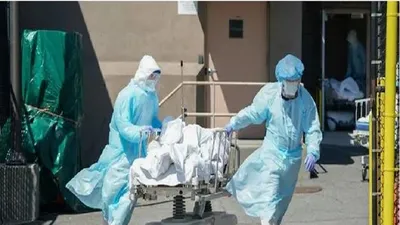 Các nhân viên y tế di chuyển thi thể người chết vì COVID-19 đến một nhà xác tạm ở bang NewYork (Mỹ). Ảnh: REUTERS