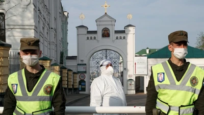 Trạm kiểm soát y tế tại một nhà thờ ở thủ đô Kiev, Ukraine ngày 21-4. Ảnh: REUTERS