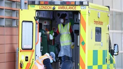 Nhân viên y tế đang khử trùng xe cứu thương tại thủ đô London (Anh). Ảnh: AFP 