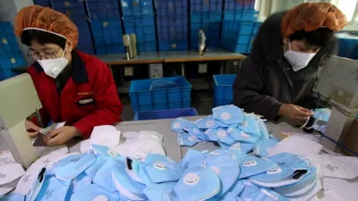 Công nhân sản xuất khẩu trang y tế ở một nhà máy thuộc TP Hàm Đan, Trung Quốc (Ảnh chụp hồi tháng 3-2020). Ảnh: REUTERS