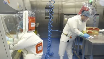 Chuyên gia làm việc trong Viện Virus học Vũ Hán, Trung Quốc (Ảnh chụp hồi tháng 6-2017). Ảnh: AEP