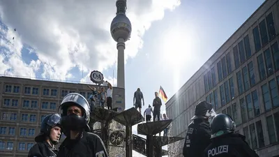 Cảnh sát Đức xuất hiện tại một cuộc biểu tình đòi dỡ bỏ các biện pháp phong tỏa hôm 9-5. Ảnh: AP
