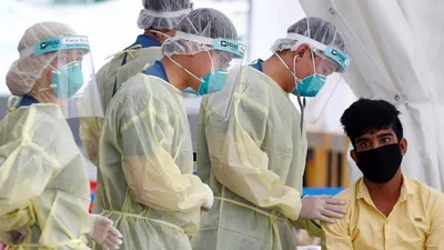 Một lao động nhập cư được lấy mẫu xét nghiệm COVID-19 hôm 15-5. Ảnh: REUTERS