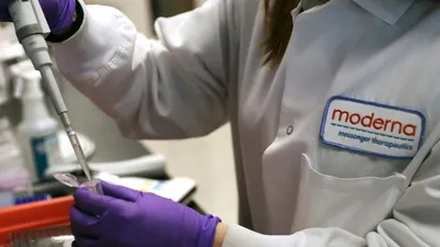 Các chuyên viên y tế của công ty Moderna nghiên cứu vaccine COVID-19 trong phòng thí nghiệm. Ảnh: THE BOSTON GLOBE