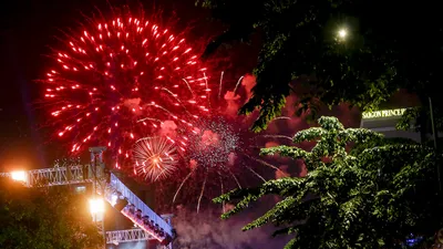 Pháo hoa tưng bừng đón chào năm 2021
