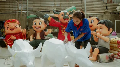 Bên trong xưởng tạo hình linh vật cho đường hoa Nguyễn Huệ 