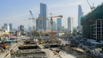 Cận cảnh công nhân ga Bến Thành làm việc ngày cận Tết