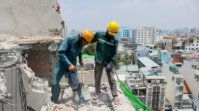 Cận cảnh cưỡng chế công trình xây dựng vượt tầng quận 10