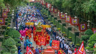 Chùm ảnh: Người dân rước lễ, dâng hương Giỗ Tổ Hùng Vương