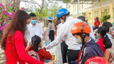 Hôm nay học sinh Hậu Giang bắt đầu đi học trở lại