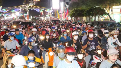 Người dân Cần Thơ đổ ra đường đón Giáng sinh 