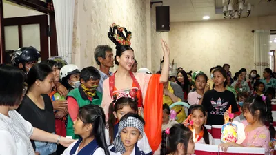 Hoa hậu Phương Khánh hóa thân thành chị Hằng vui trung thu cùng trẻ em nghèo Bạc Liêu 