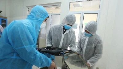 Chế tạo thành công robot lau sàn khử khuẩn phòng bệnh