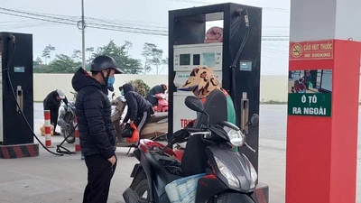 Chiều 1-11, giá xăng A95 tăng lên mức gần 24.000 đồng/lít