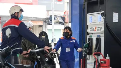 Giá xăng tăng mạnh, A95 tiến sát 26.000 đồng/lít