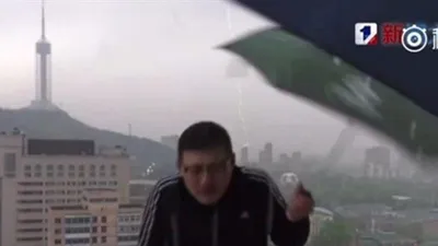 MC Trung Quốc bị sét đánh khi đang dẫn chương trình