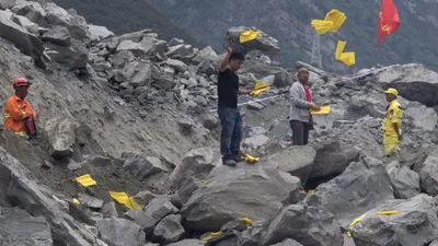 Khói vàng mã nghi ngút ở điểm lở đất Trung Quốc