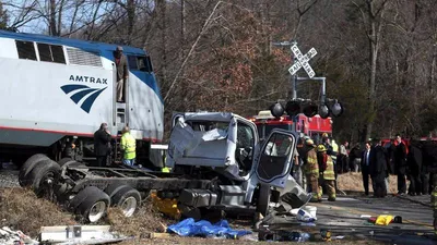 Đoàn tàu chở 100 nghị sĩ Cộng hòa Mỹ đâm vào xe tải