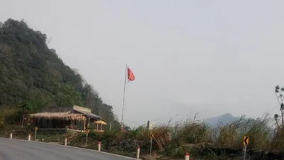 Nhóm phượt tham gia cứu hộ xe tải rơi xuống vực sâu