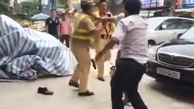 Đã phạm luật lại còn lăng mạ cảnh sát giao thông