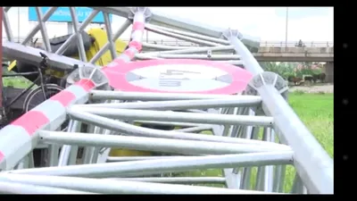 Container 'cào' sập cổng chào ở Vĩnh Long