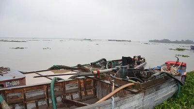 5 tàu bị buộc bơm trả lại cát xuống sông